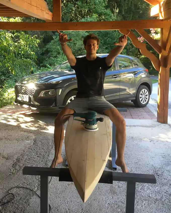 Wooden paddle board building